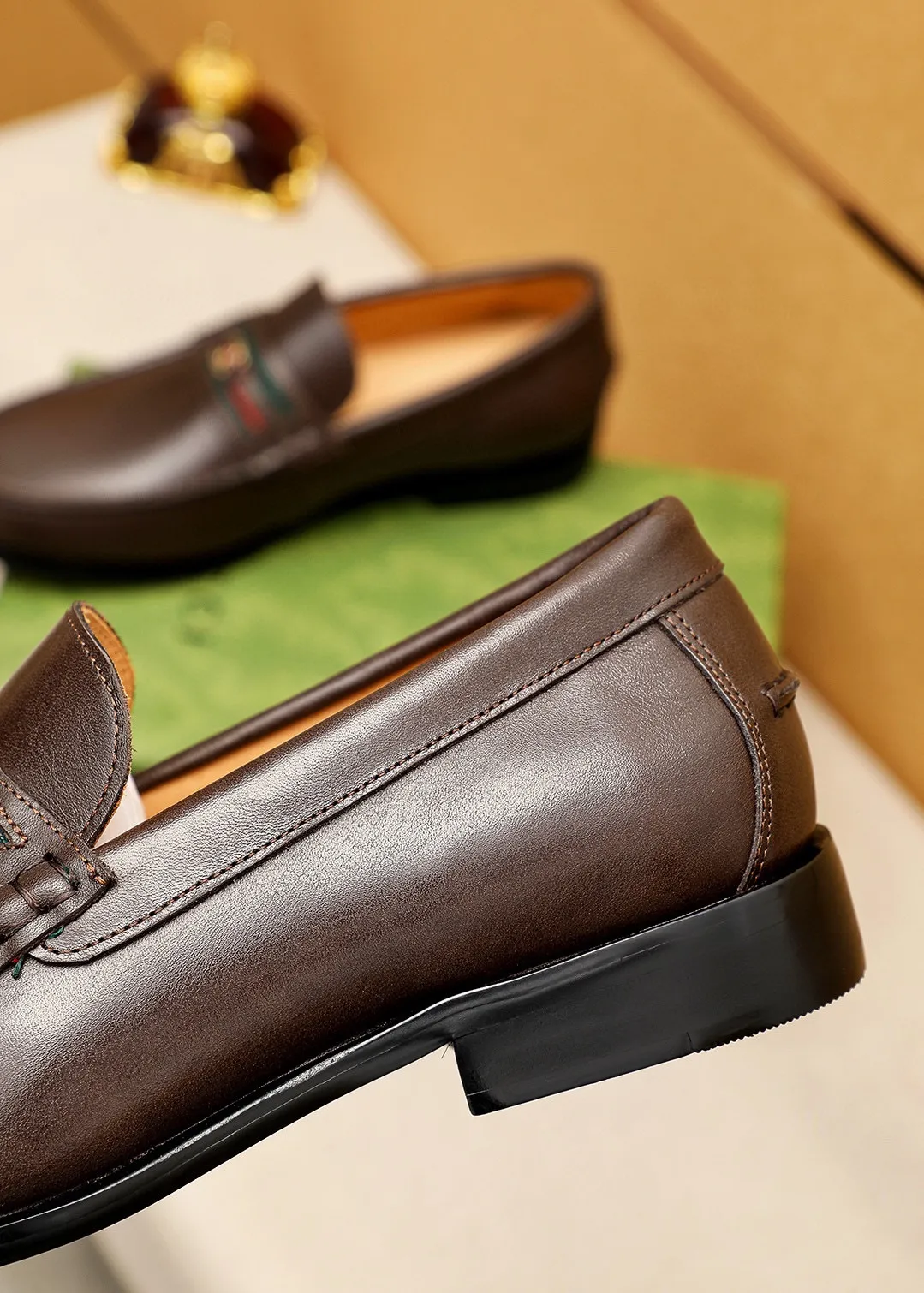 Men's shoes 💰480 💐 Product trademark: GUCCI "Gucci" casual leather shoes Regular size: 38-44 (45.46.47🉑️customized) Product materials: Selected imported first-layer calfskin upper + classic hardware buckle, imported cowhide leather lining. Strong three-dimensional visual effect, original combination outsole Color: 2⃣️colors available